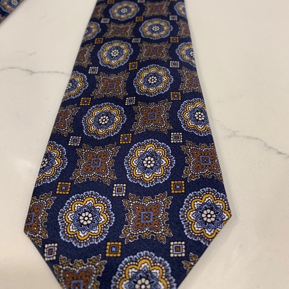 💯 Authentic Bloomingdales men’s tie 🔥